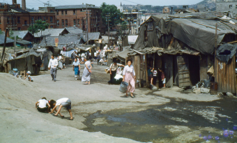 <서울, 1964년 겨울>, 
익명의 세 남자, 황량한 겨울 거리를 걷다 썸네일