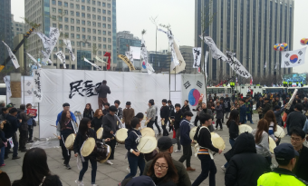 민주주의, 
참견하고 간섭하고 소통해야  자라는 나무 썸네일