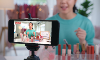 라이브 커머스 마케팅
판매자와 소비자를 실시간으로 잇다 썸네일